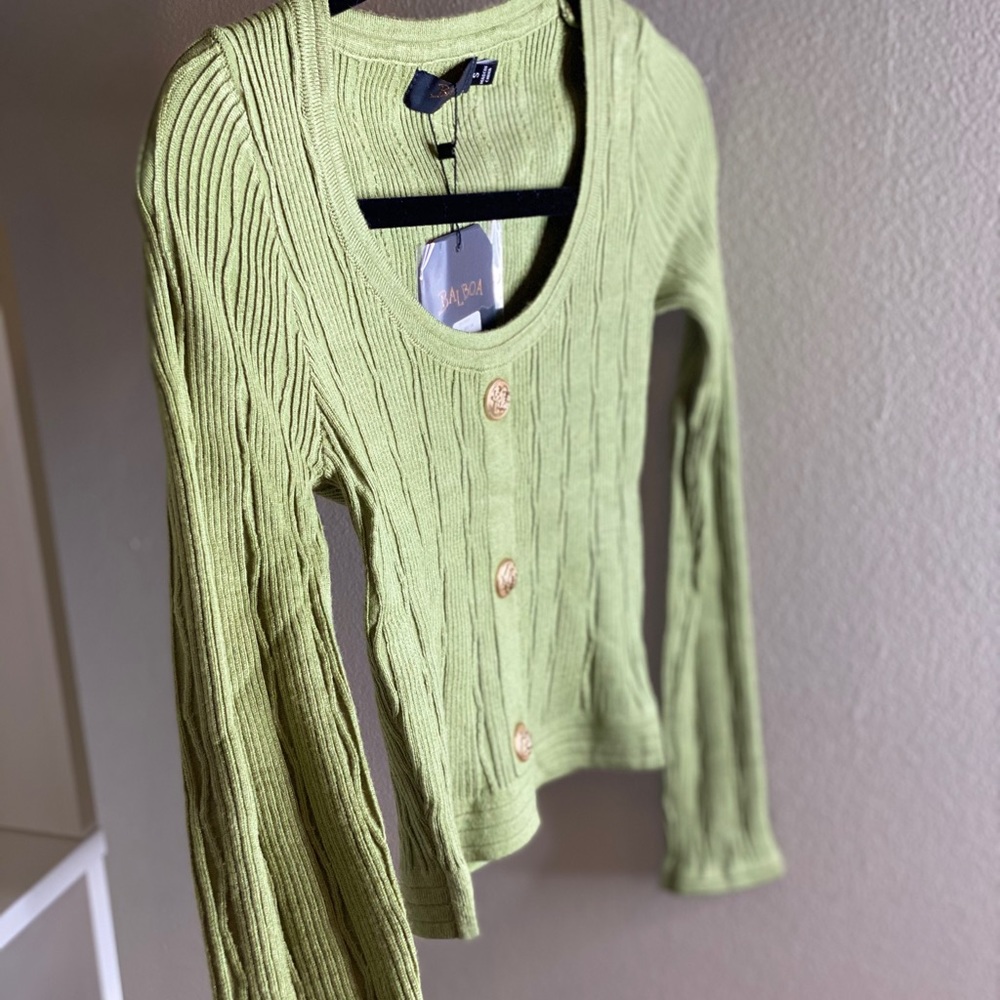 Green crop top long sleeve shirt